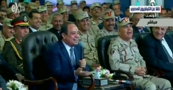 السيسي يقاطع أحد ضباط جيشه و يضحك مطالباً إياه بعدم ...