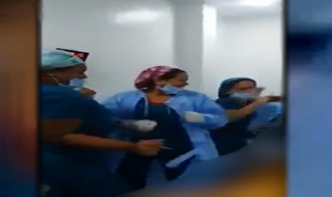 بالفيديو ممرضات كولومبيات يرقصن داخل غرفة عمليات بجانب مريضة عارية
